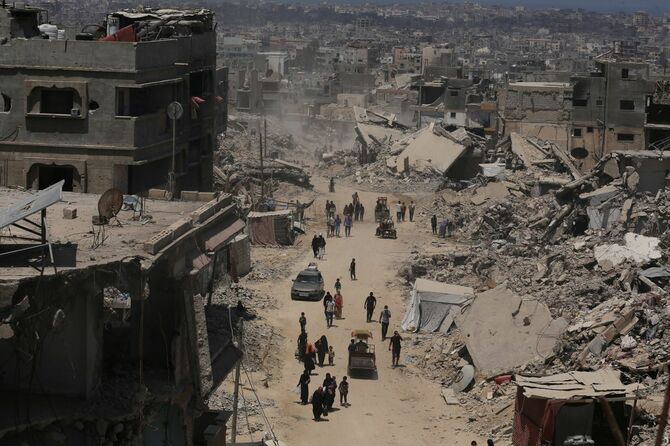 ハーン・ユニスの東側に戻るパレスチナ人たち