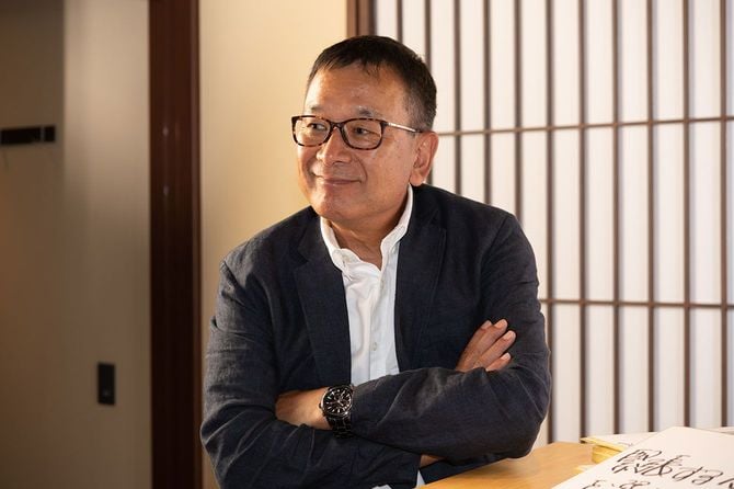 2014年にチェアマンに就任した村井満さん。任期最終年の2021年には毎週1枚の色紙を用意して、朝礼を開いた。