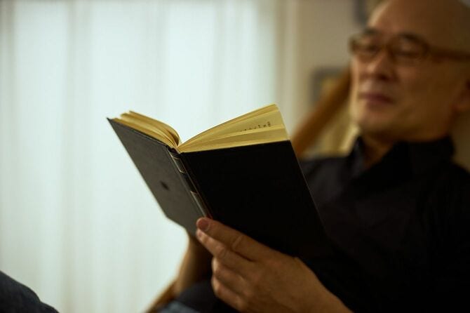 本を読む高齢男性