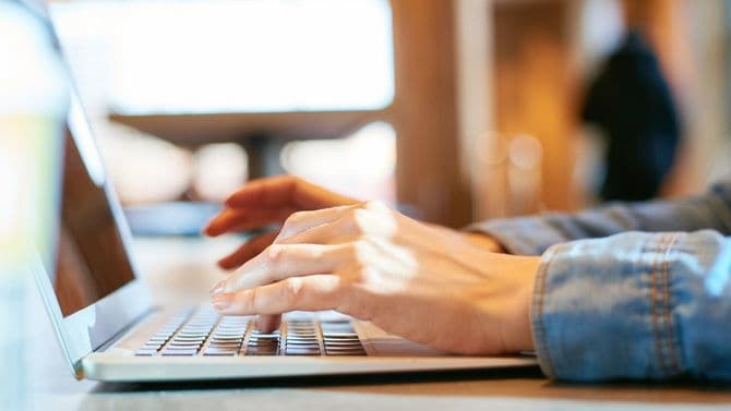 ノートパソコンを使用する手元