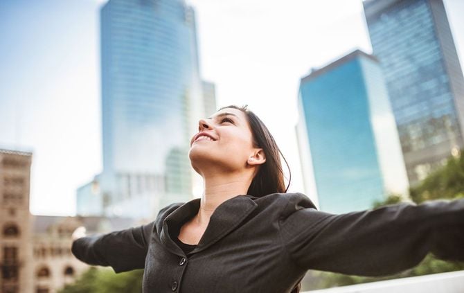 オフィス街で両腕を広げる女性