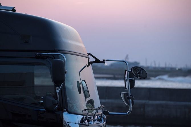 夕暮れ時、停車しているトラック