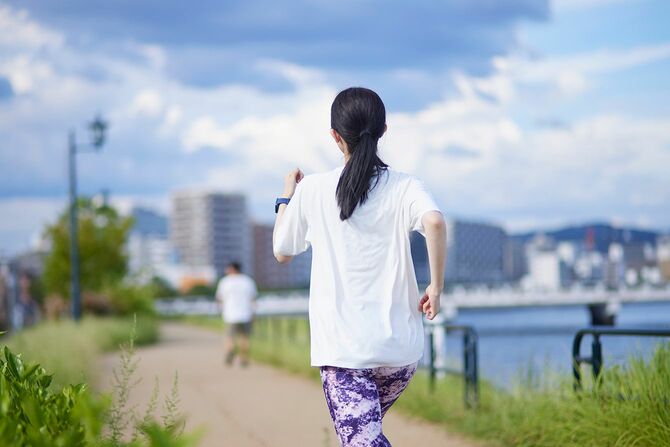 屋外で運動する若い女性