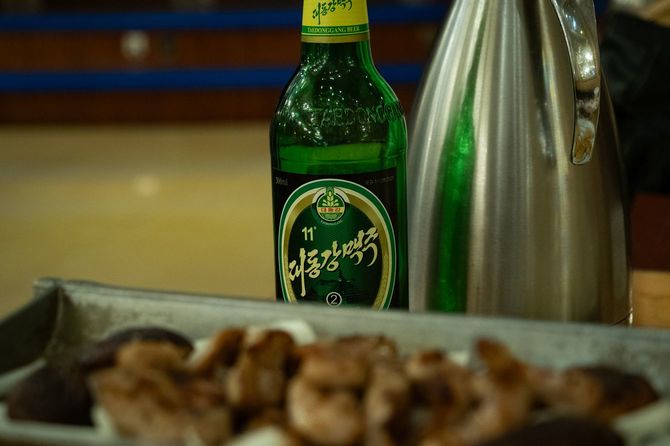 北朝鮮レストランで提供されるビール。中国でよく見かける生ぬるいものではなく、バッチリ冷えたビールだ。