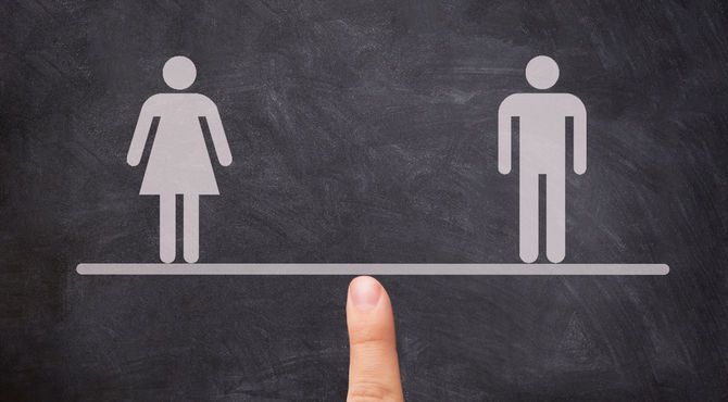 シーソー上の男女のバランスが保たれているイメージ