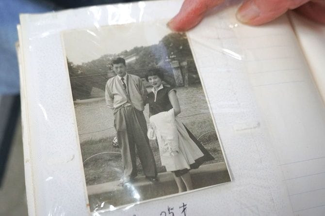 敏子さんが見せてくれた夫との写真。25歳のころ