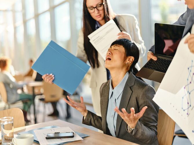 多数の仕事を提示されて困るビジネスマン