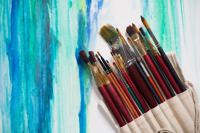 水彩画の筆とキャンバス