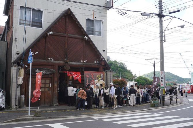 「ゴールデンウィーク（5月4日）の様子。11時の開店から18時までずっと行列状態が続いていた