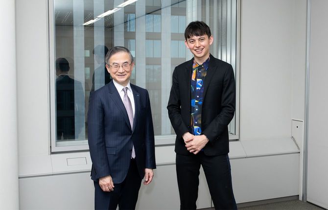 イーオン社長の三宅義和氏(左)とタレントのハリー杉山氏