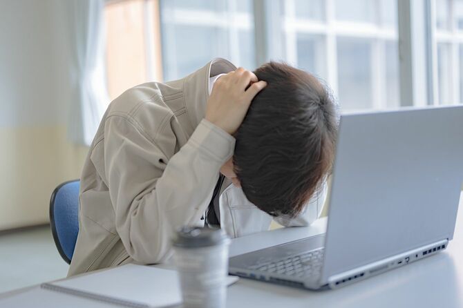 頭を抱える男性