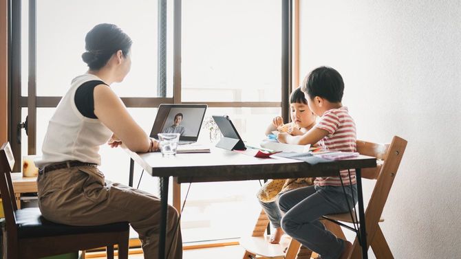 子供と一緒に自宅で働く母親