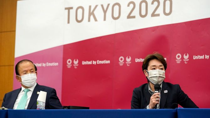 東京五輪・パラリンピック組織委員会の5者協議後の記者会見に臨む橋本聖子会長（右）と武藤敏郎CEO（2021年4月28日、日本・東京）。