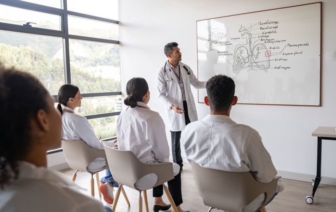 医学部の学生グループを教える医師