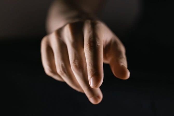異星人に触れる指先
