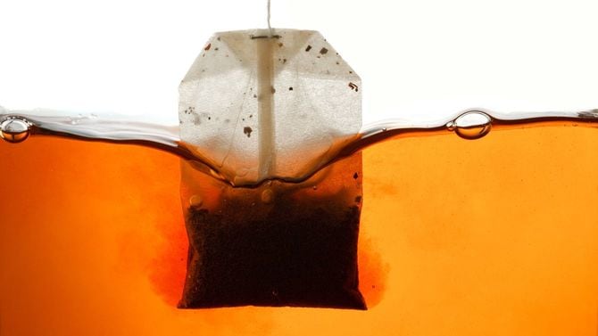 お湯とティーバッグ