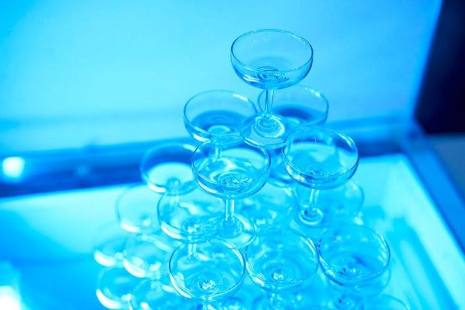 美しく積み重ねられたシャンパンタワー