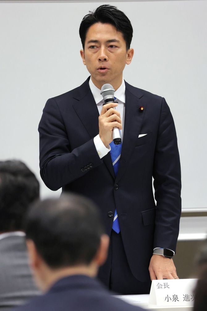 ライドシェア導入に向けた超党派の勉強会であいさつする小泉元環境相