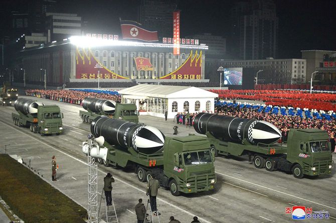 2021年1月14日、北朝鮮・平壌で、軍事パレードに登場した新型潜水艦発射弾道ミサイル（SLBM）とみられる兵器。「北極星5」と記されている
