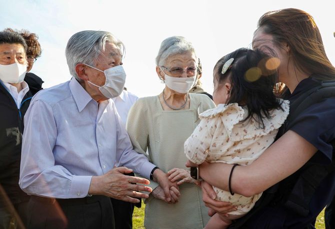 葉山御用邸の近くを散策し、集まった人たちに声をかけられる上皇ご夫妻
