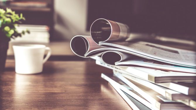 リビングの机の上に置かれた複数の雑誌