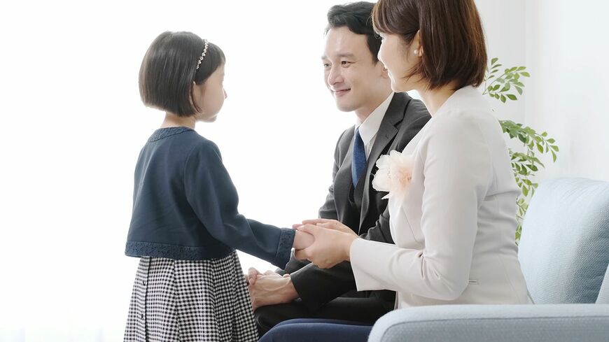 礼装を着た親子