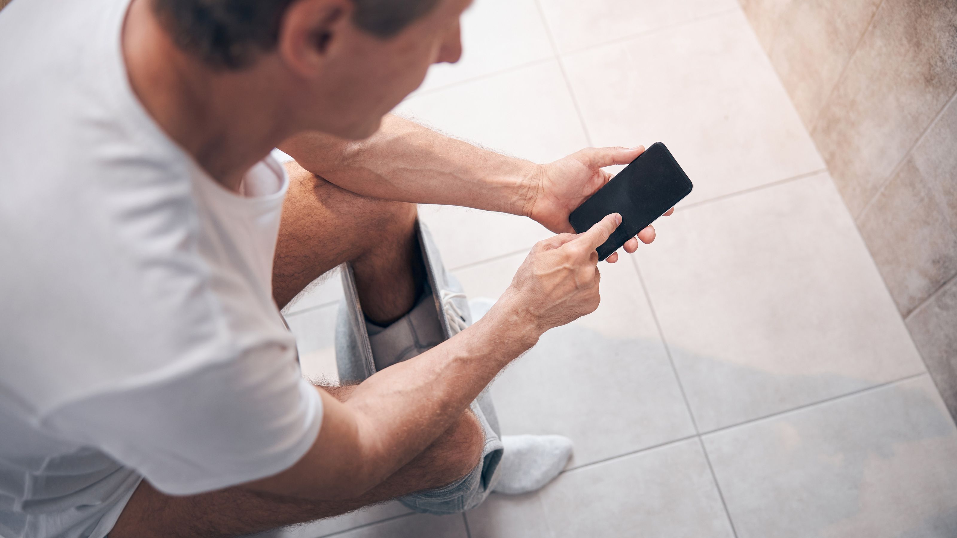 肛門科医が警告 スマホを見ながらトイレでゆっくりする人は痔になりやすい 椅子に座っているのとはわけが違う President Online プレジデントオンライン
