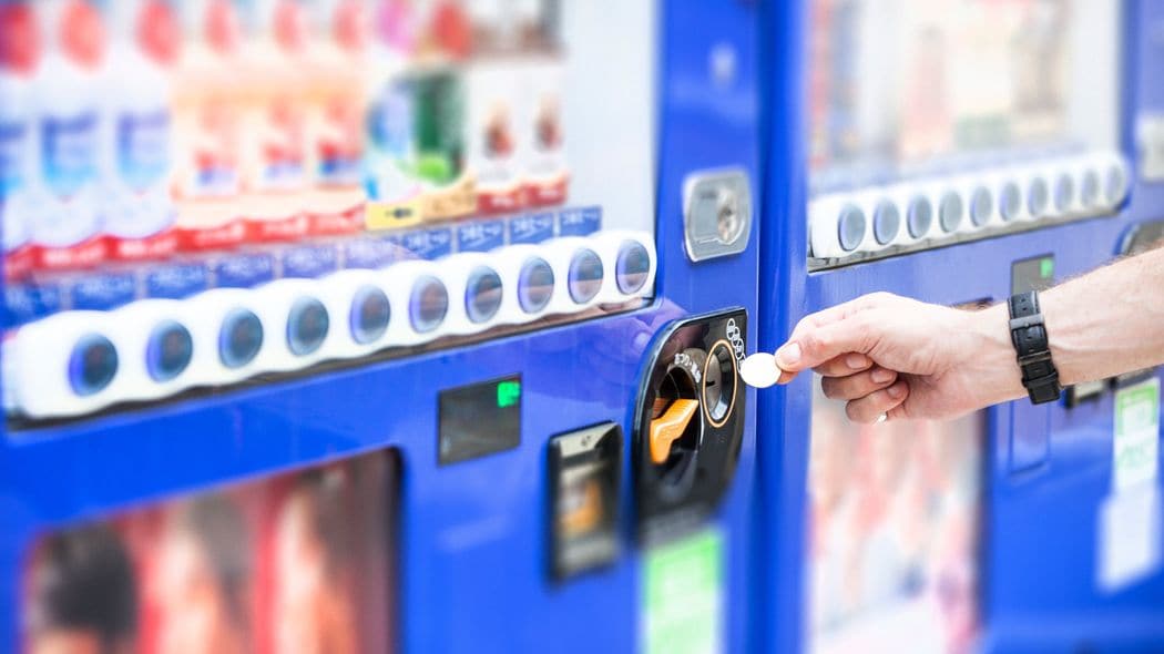 "電気代高騰"でも"治安悪化"でもない…自販機が年間5万台ずつ消えていく理由に｢ありがとう｣が止まらない すべては｢ワークライフバランスを捨てた｣裏方のおかげだった