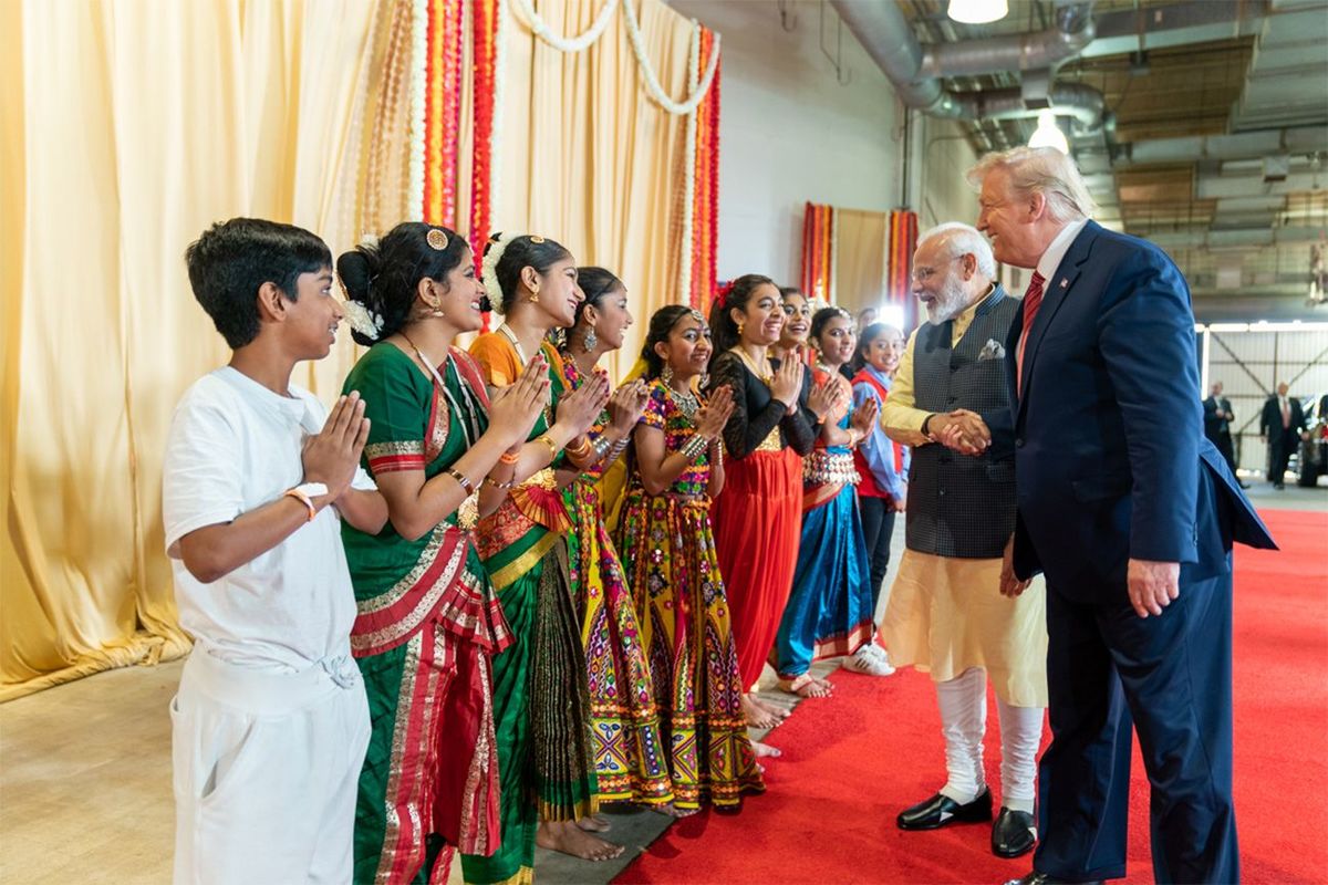 2019年9月22日、ヒューストンで開催されたモディ首相を称える集会で、舞台裏で子供たちと対面するドナルド・トランプ大統領（当時）とインドのモディ首相