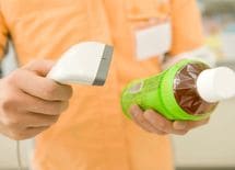 詐欺犯は外国人コンビニ店員のレジに並ぶ