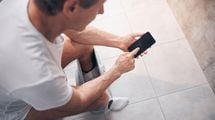 肛門科医が警告｢スマホを見ながらトイレでゆっくりする人は痔になりやすい｣