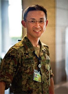 防衛省 陸上幕僚監部 <strong>笠松 誠●</strong>普段は冷静沈着な氏も、感に堪えないように話す。「今回は実にきれいな戦略的分業ができました。空港復旧を米軍が担ってくれたおかげで、陸自は人命救助に専念できた。彼らは『人命救助こそ、日本人がやるべきだ』と申し出てくれたんです」