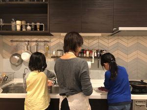 娘たちと食事の準備をする矢上さん(中央)