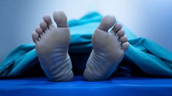 法医学者の解剖で判明した｢死亡推定時刻｣の謎…男性が生命保険の払われない免責期間に死を選んだ切ない理由