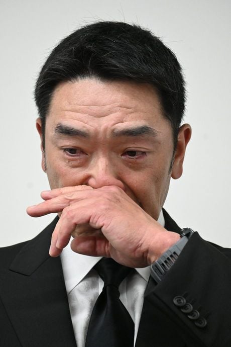 娘への暴行容疑で逮捕され釈放後の記者会見で涙ぐむ阿部慎之助氏。経緯について説明し謝罪した＝2026年5月26日、東京都千代田区