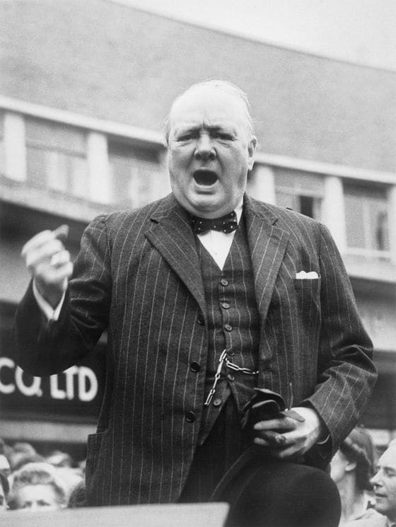 1945年の総選挙運動中のウィンストン・チャーチル