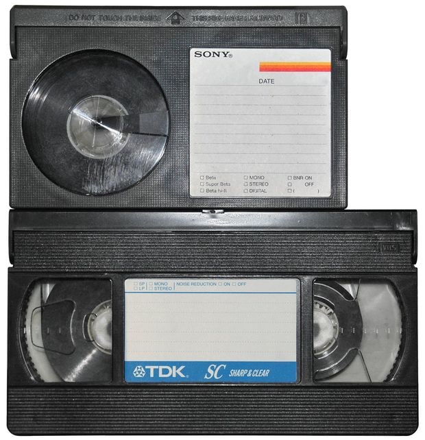 ベータマックス（上）とVHS（下）のビデオカセット