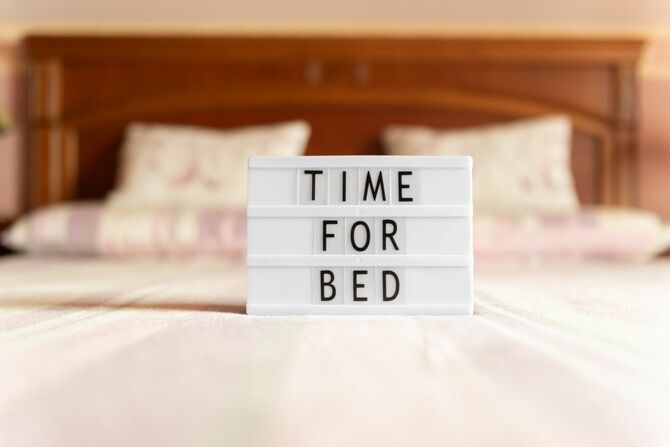 ベッドの上には「就寝時間」の文字が書かれたサインボード