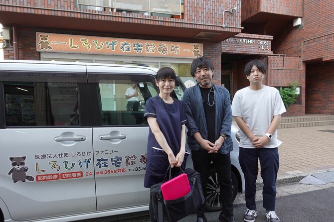 （左から）看護師の武田里絵さん、医師の山中光茂さん、ドライバーの所遼太さん
