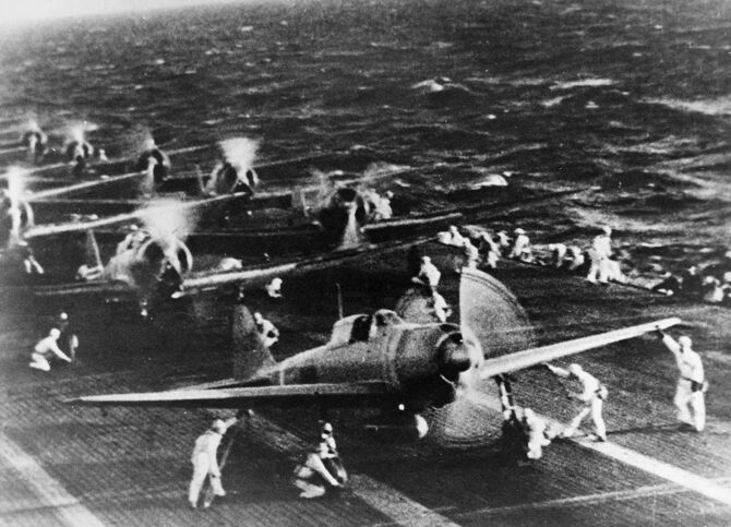 1941年12月、ハワイの真珠湾を攻撃する前に、空母から離陸する準備をする日本の飛行機。