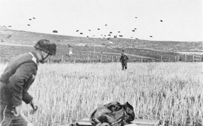 クレタ島に降下するドイツ軍空挺部隊