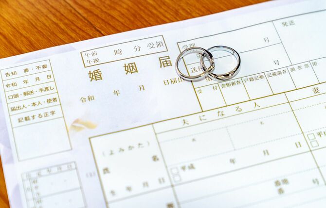 日本の婚姻届と結婚指輪