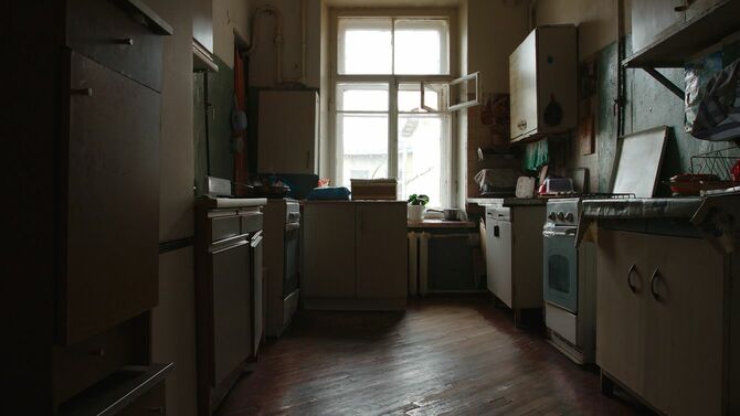 サンクトペテルブルク、ロシアの共同フラットの古いキッチン