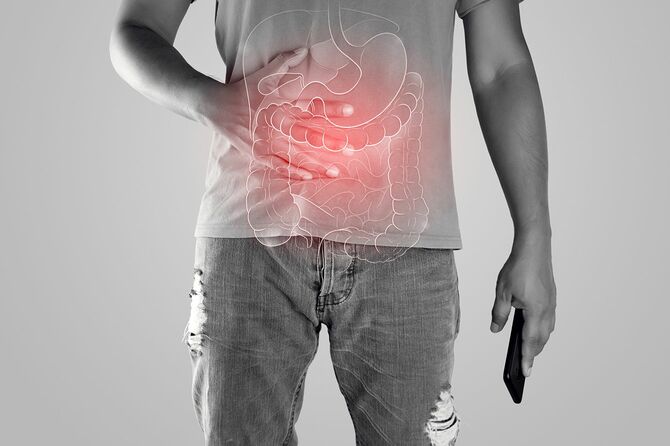 内臓のイラストは、灰色の背景に対して男性の体にあります。腹腸炎に苦しむ腹に触れるペオペル。人体の内臓。
