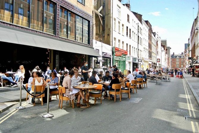 ロンドンの繁華街に軒を連ねるレストランは、屋外営業の許可がおりるとすぐに夕方以降の路上営業の許可を地方自治体に申請。外食を待ちかねた人たちで大にぎわい。