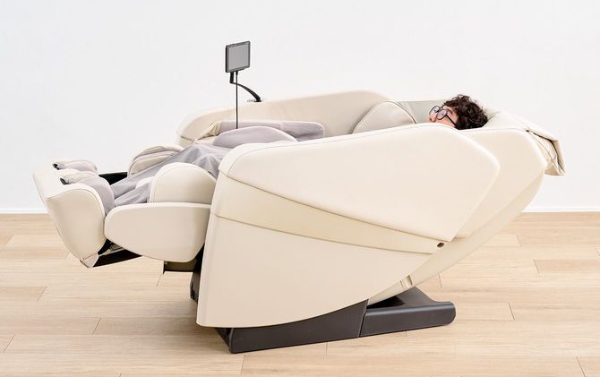 チェアはほぼフラットな状態まで可動。設定すれば施術終了後もそのままの状態でくつろげる。また、脚のせ台は身長に合わせてスライド調節が行える。