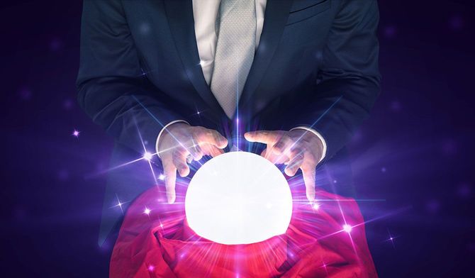 占いに使う水晶玉のようなものに手をかざす人