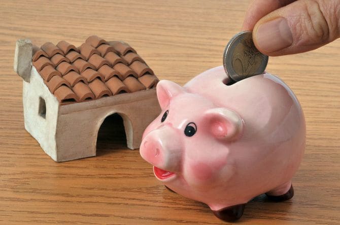 貯金箱にコインを入れる手