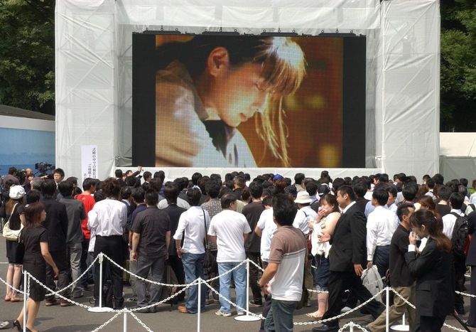 2007年6月27日、ポップスグループZARDのボーカル、坂井泉水さんをしのぶ会に訪れたファンら（東京・港区の青山葬儀所）