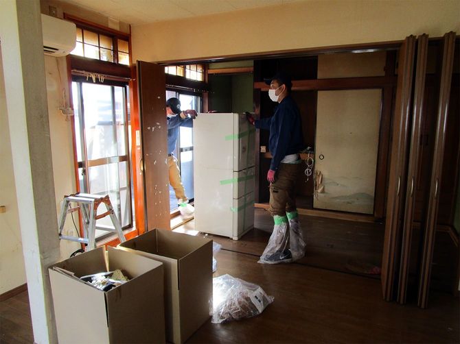 作業中の様子。安全を確保するため靴の上からビニールをかぶせている。